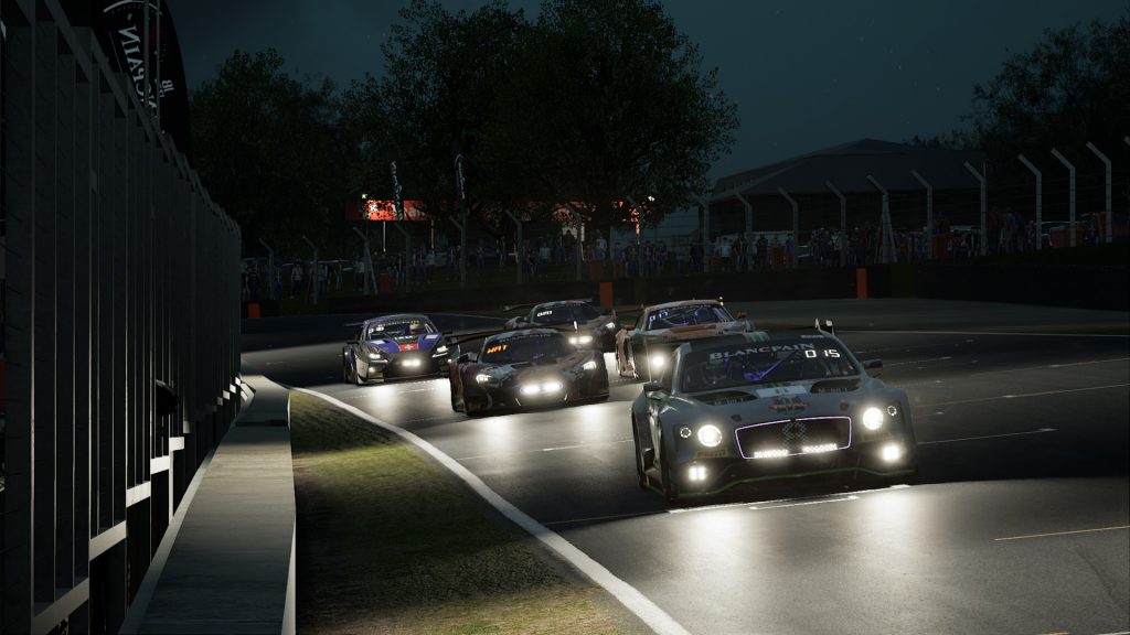 神力科莎出賽準備 競爭 被譽為專業賽車模擬器 已超越遊戲